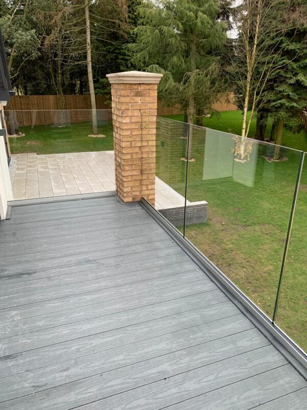 Glass balustrade system