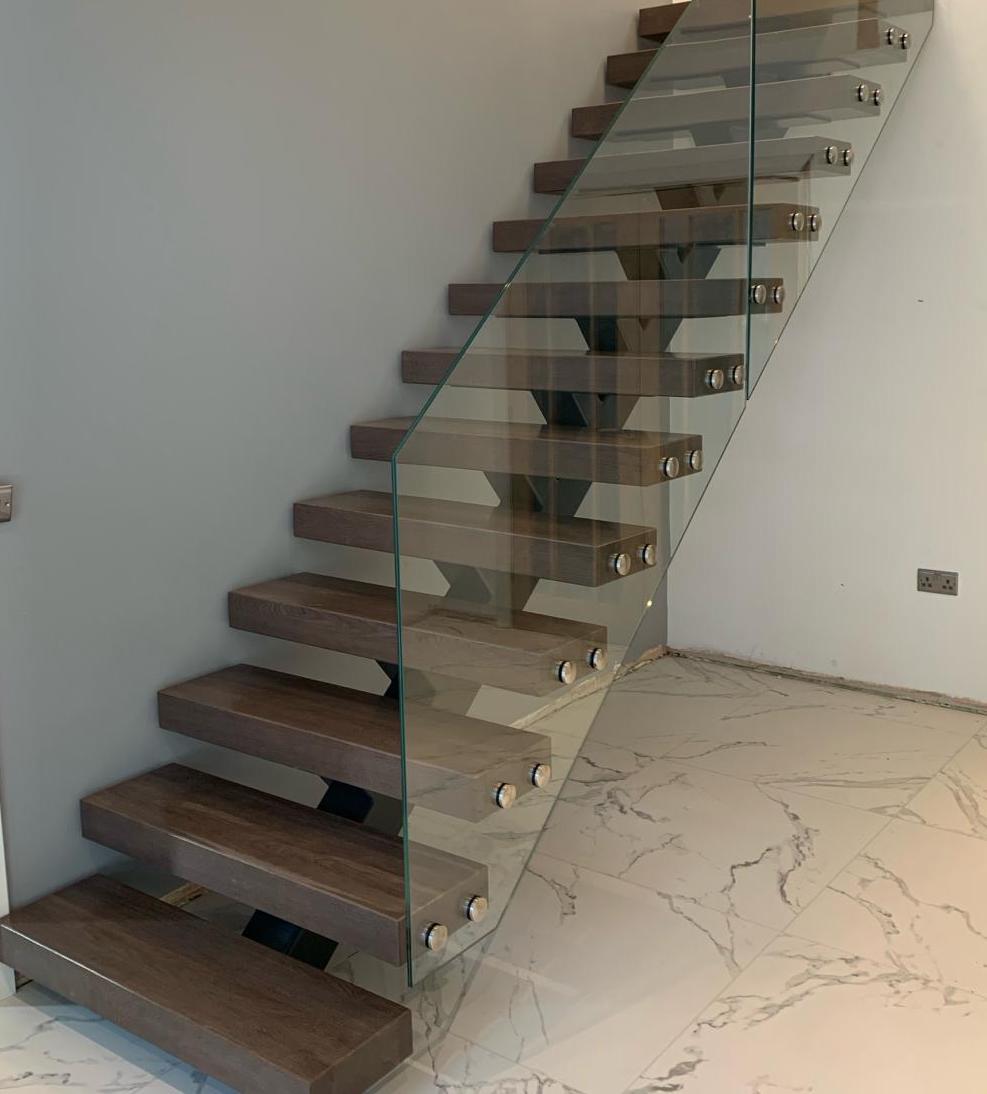 Staircase glass balustrade without handrail